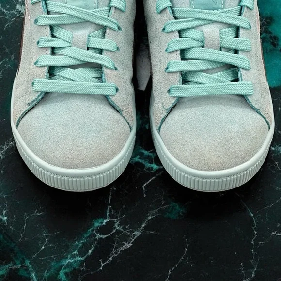 Puma Suede Classic Kids Teal Aqua Glitter Stripe Style 387846-01
Size: US 2.5C - Picture 10 of 12
